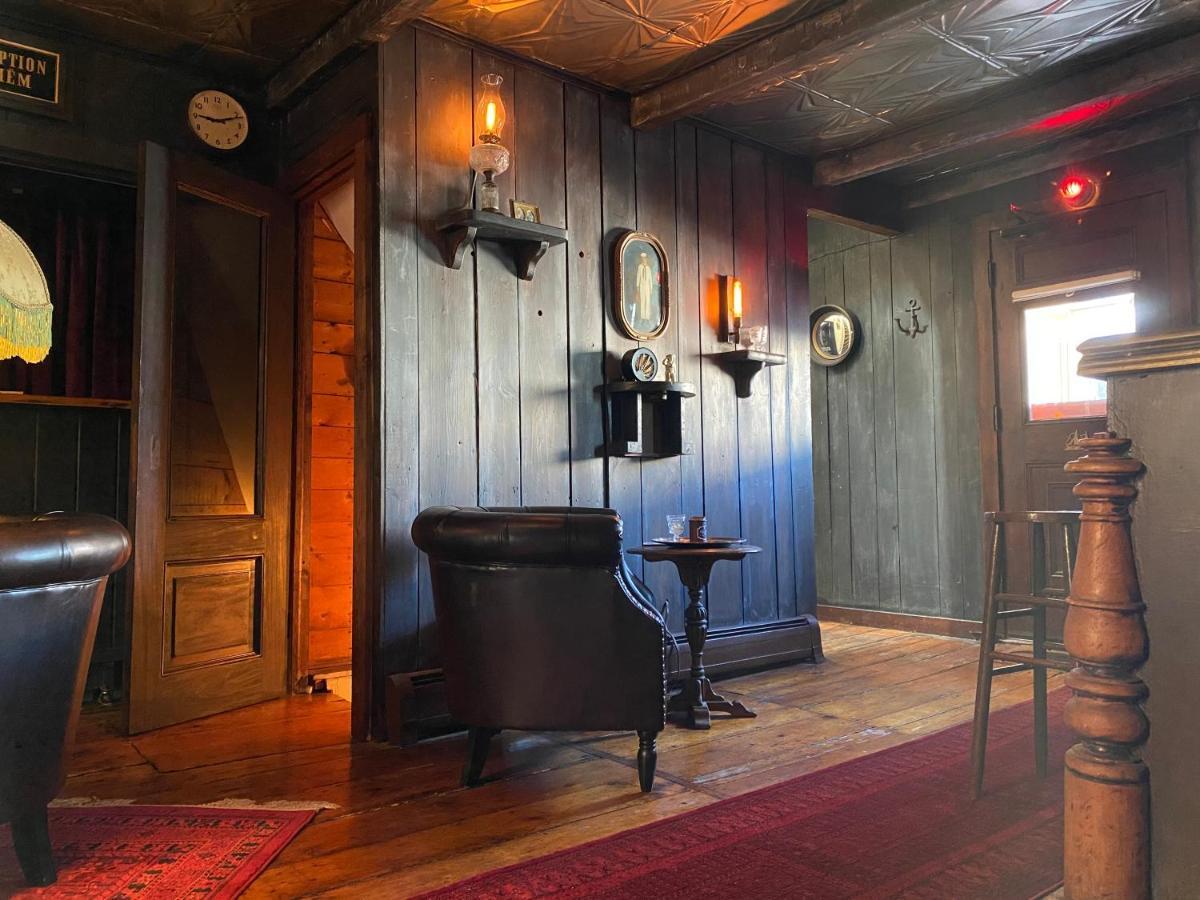 Crew'S Quarters Boarding House - Caters To Men Hotel โพรวินซ์ทาวน์ ภายนอก รูปภาพ