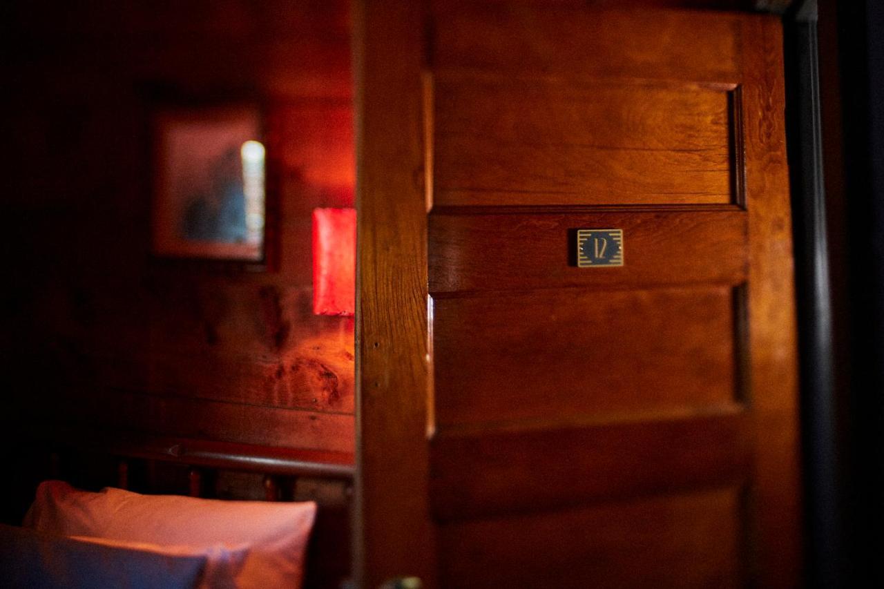 Crew'S Quarters Boarding House - Caters To Men Hotel โพรวินซ์ทาวน์ ภายนอก รูปภาพ